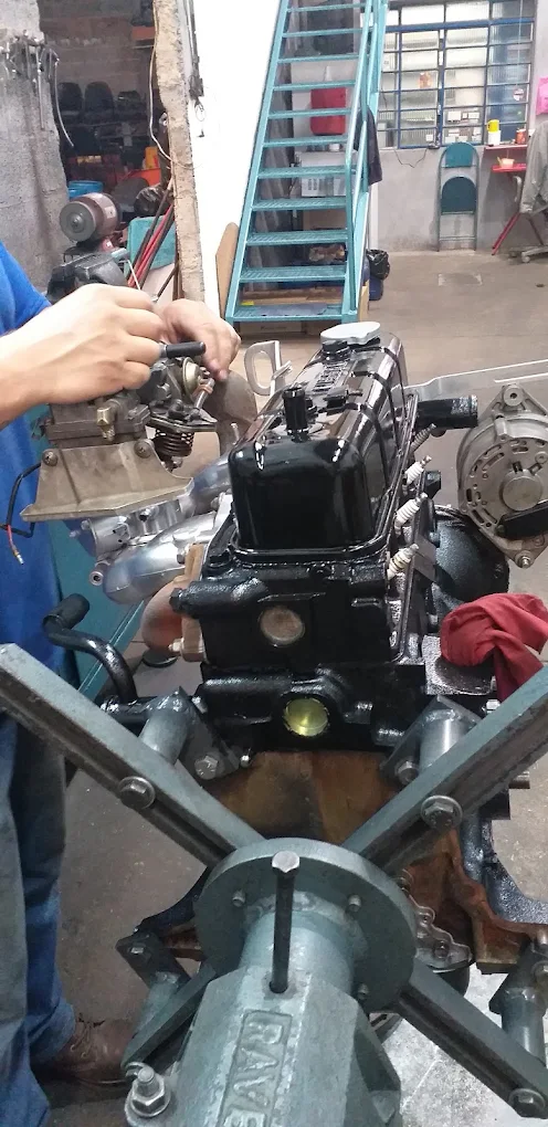 Manutenção de motor de empilhadeira na oficina da Godoy