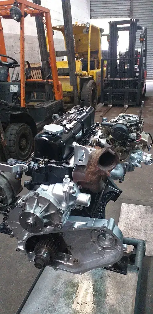 Peças e motor de empilhadeira na oficina da Godoy